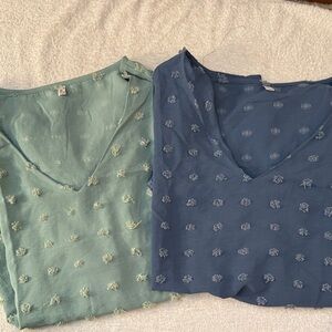 EUC In’Voland Set of Two Embroidered V-Neck Tops size 24